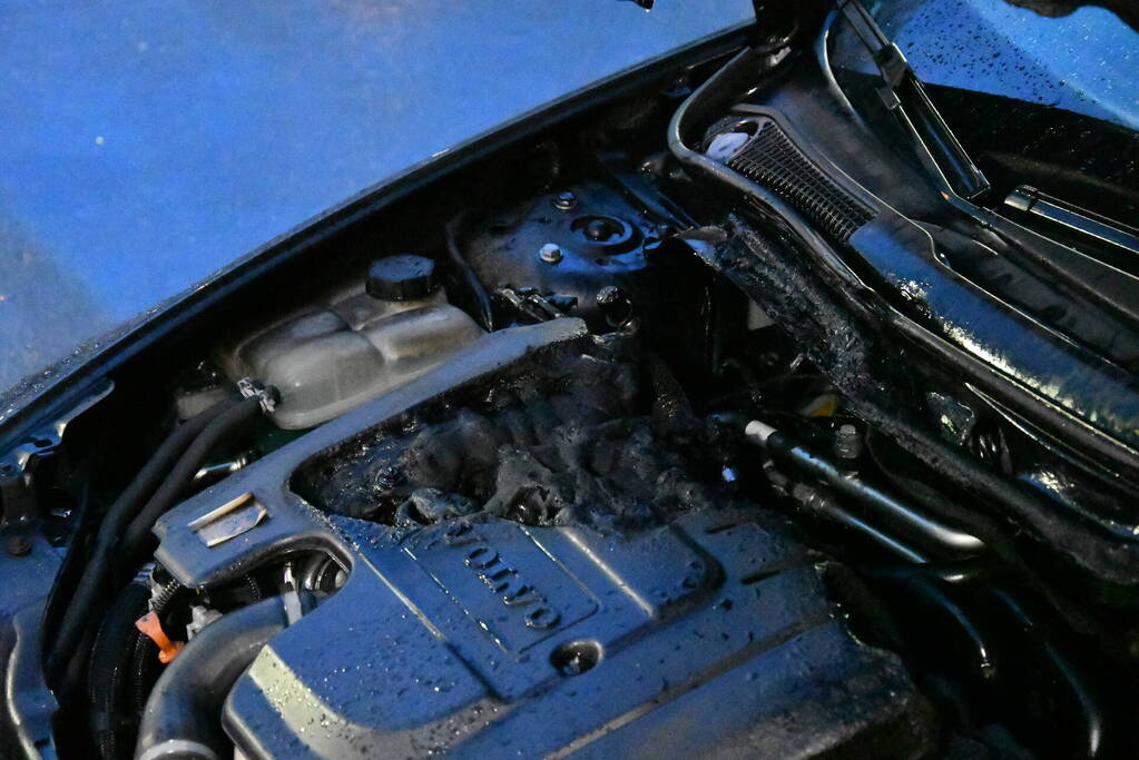 Automobiliste stopt voor rook onder motorkap