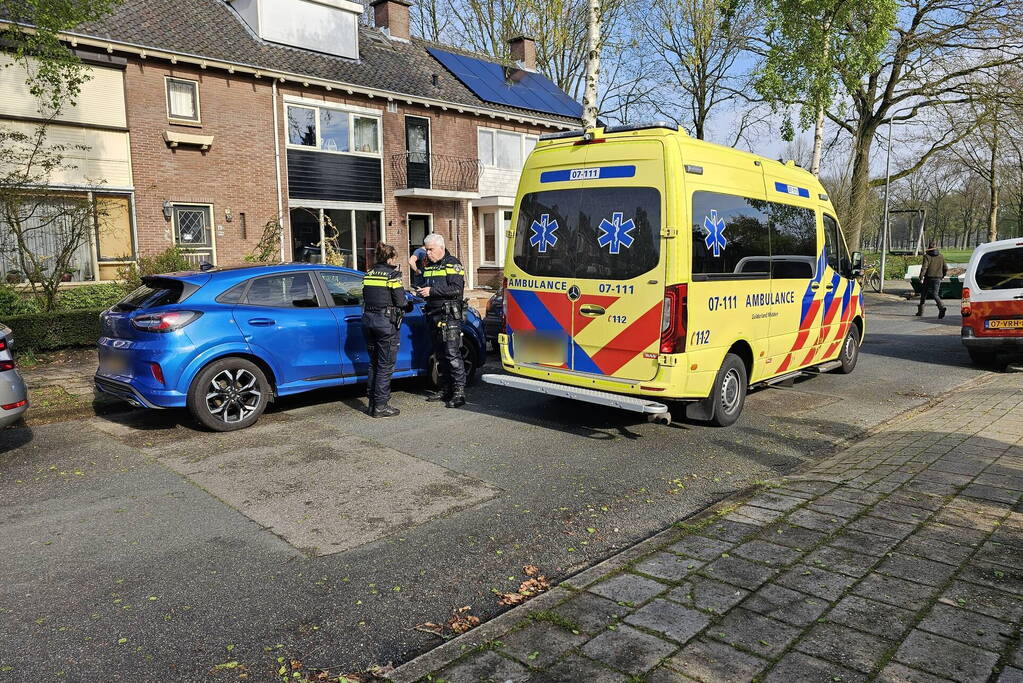Vrouw klem tussen portier, bestuurder doorgereden