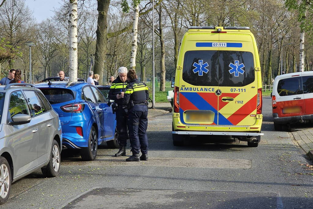 Vrouw klem tussen portier, bestuurder doorgereden