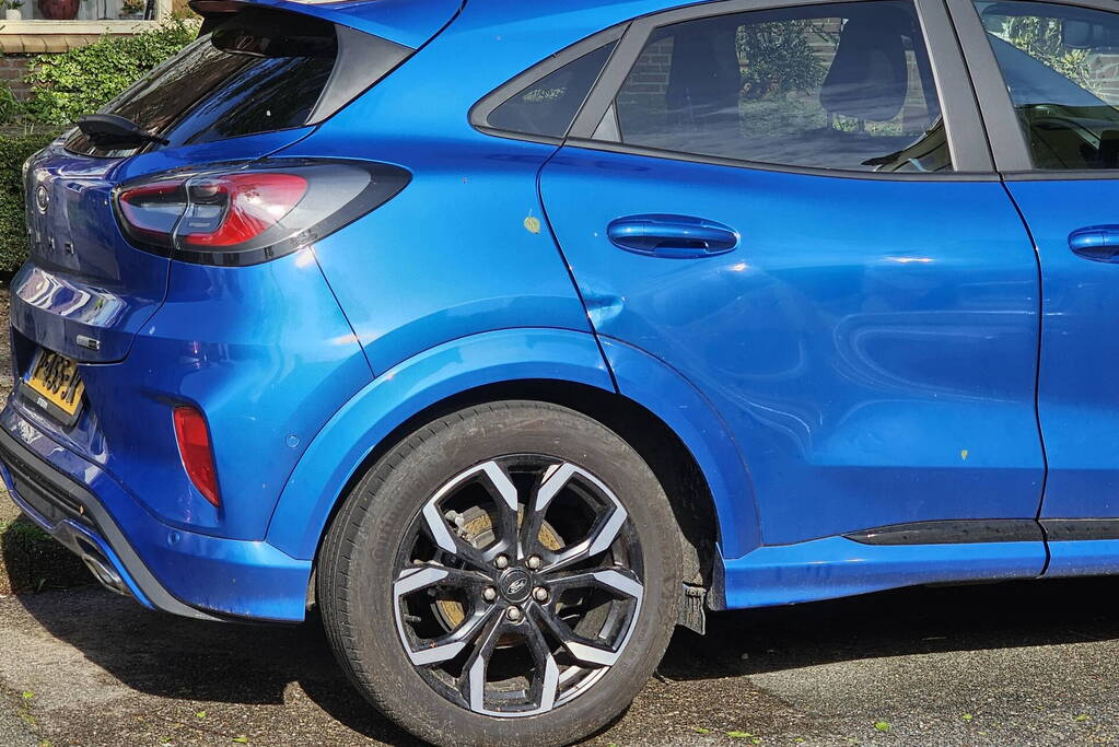 Vrouw klem tussen portier, bestuurder doorgereden