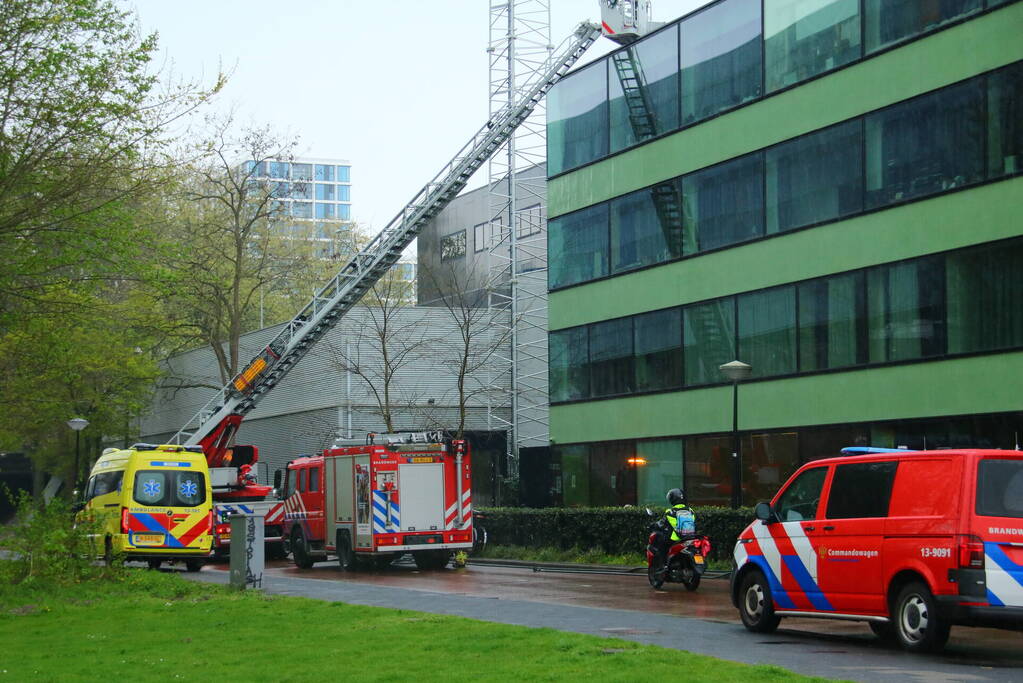 Persoon ademt rook in bij brand