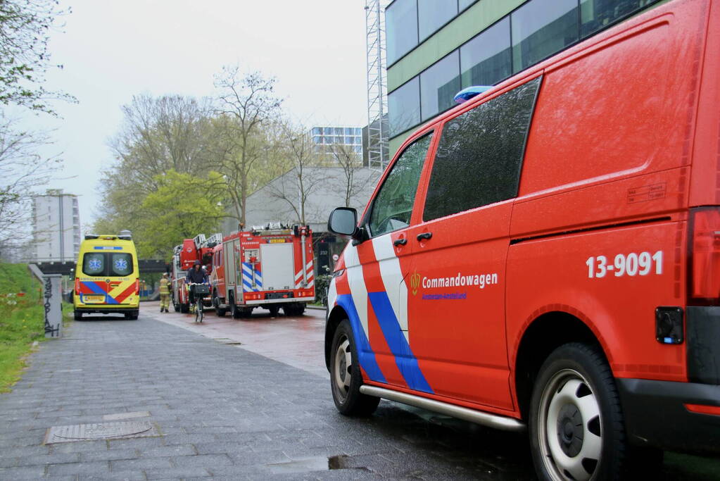 Persoon ademt rook in bij brand