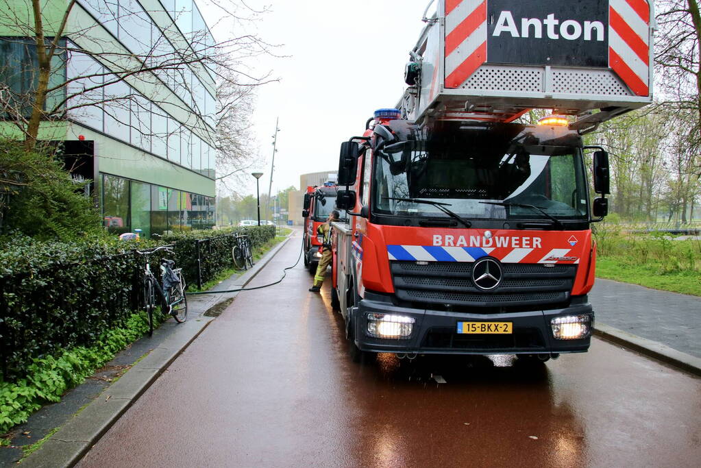 Persoon ademt rook in bij brand