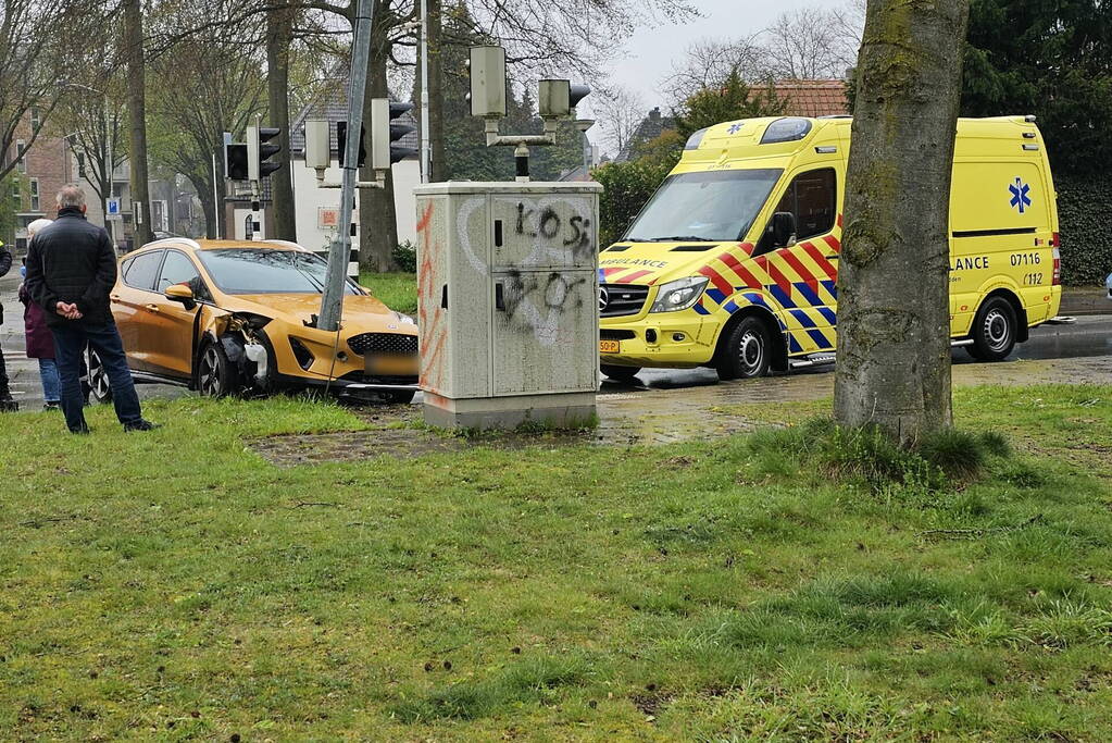 Gewonde nadat automobilist op lantaarnpaal klapt