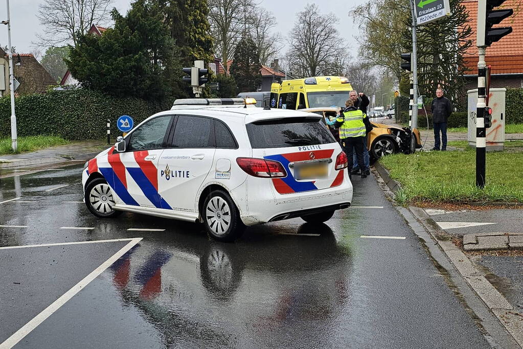 Gewonde nadat automobilist op lantaarnpaal klapt