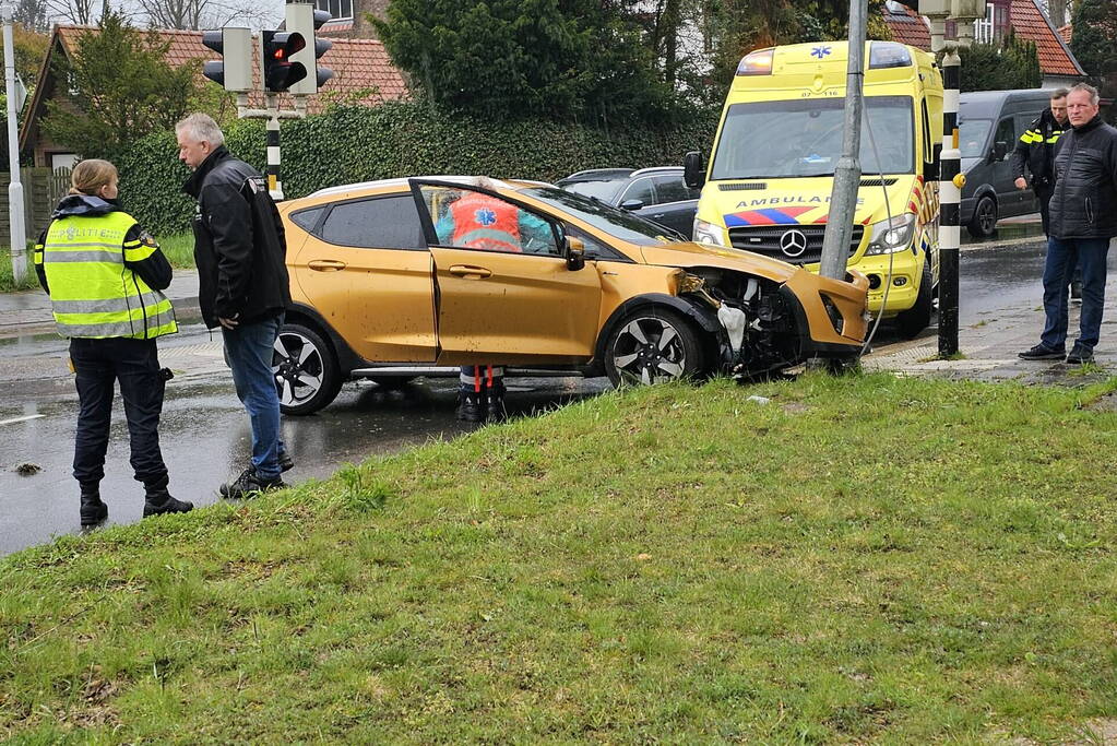 Gewonde nadat automobilist op lantaarnpaal klapt