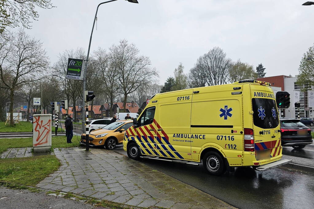 Gewonde nadat automobilist op lantaarnpaal klapt