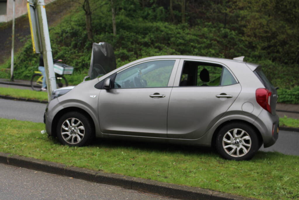 Automobilist botst tegen lantaarnpaal