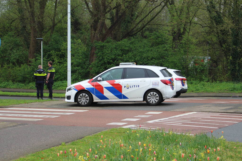 Automobilist botst tegen lantaarnpaal