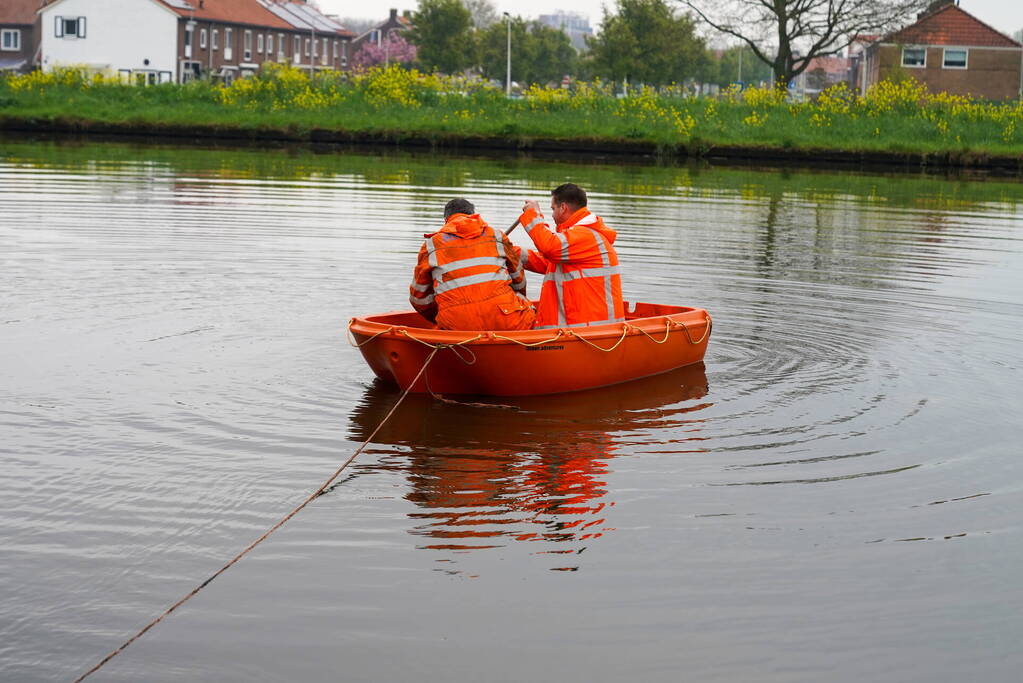 Urenlange berging van bestelbus in het water