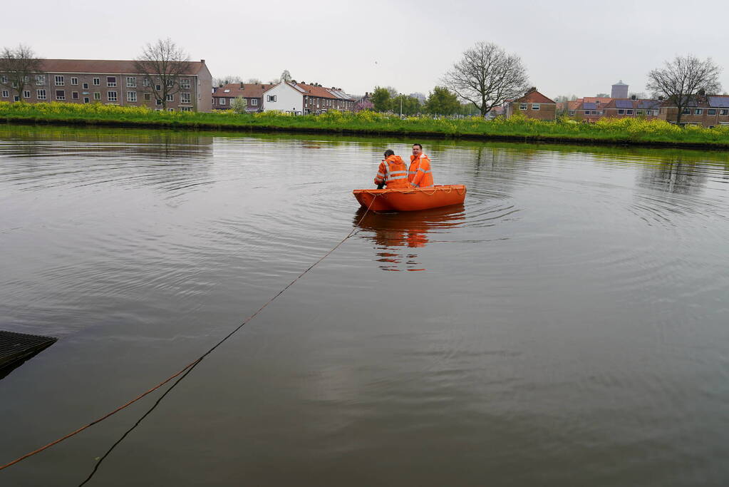 Urenlange berging van bestelbus in het water