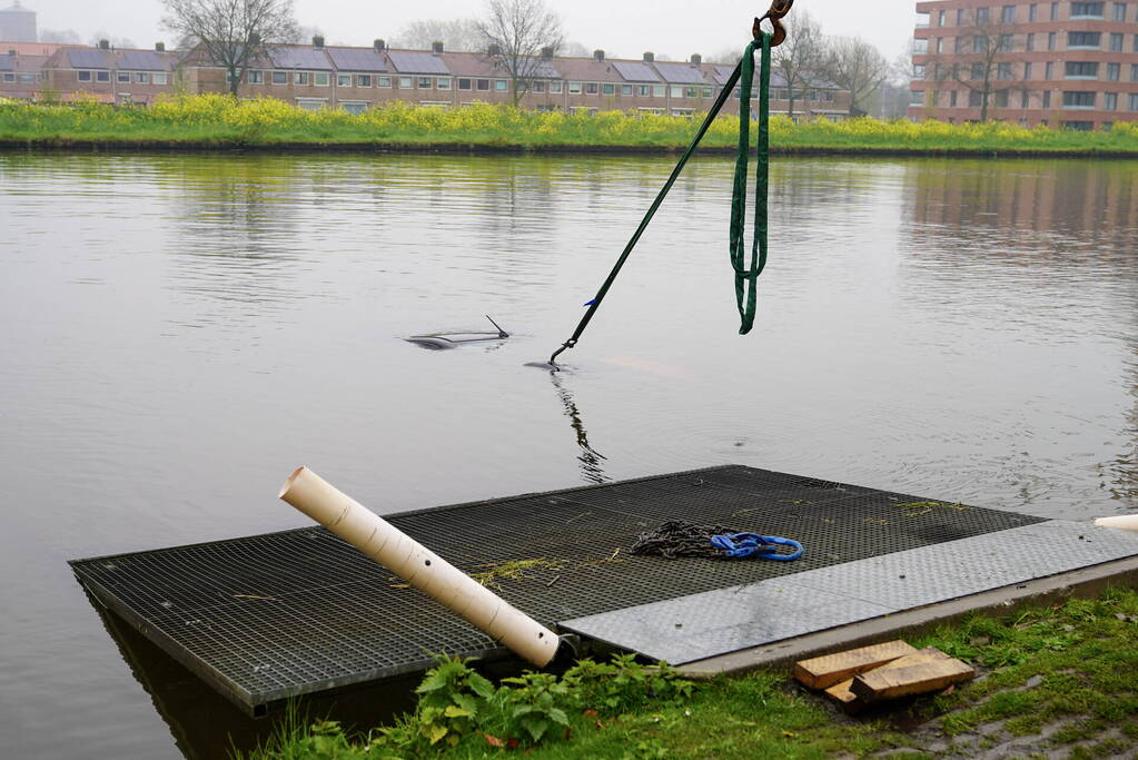 Urenlange berging van bestelbus in het water