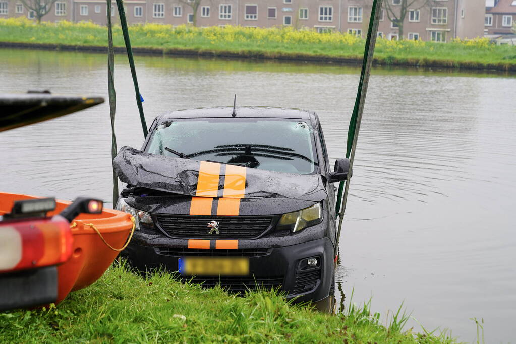Urenlange berging van bestelbus in het water