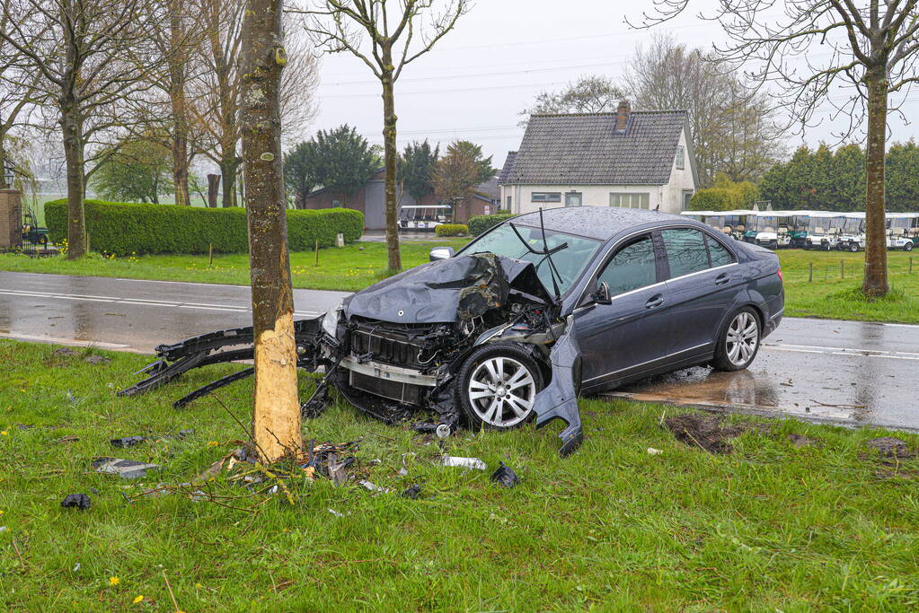 Automobilist gewond bij botsing tegen boom