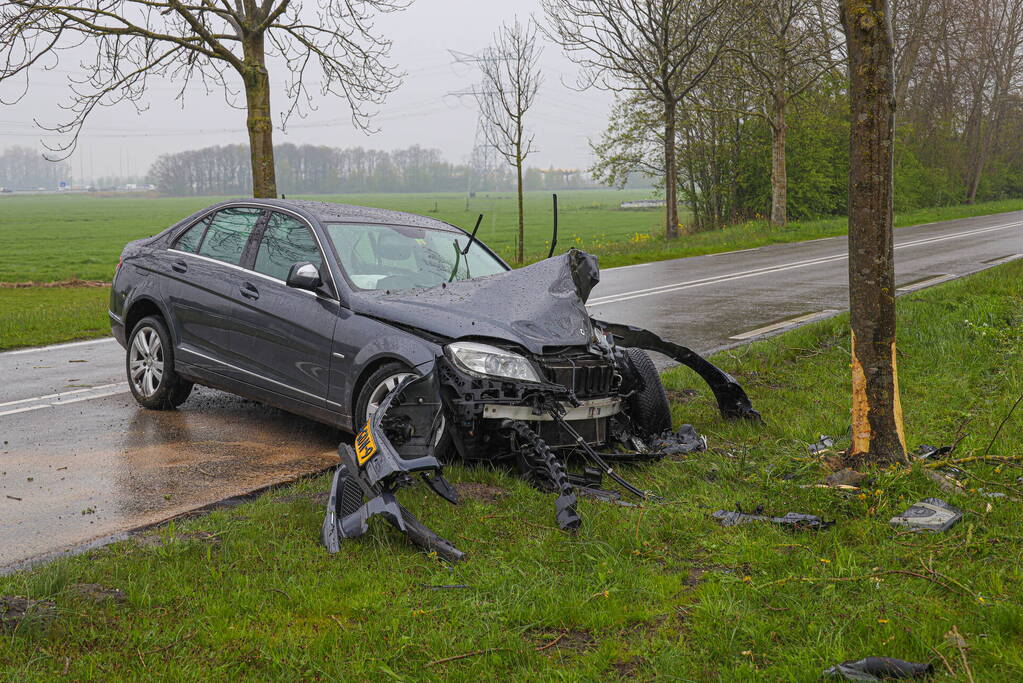 Automobilist gewond bij botsing tegen boom