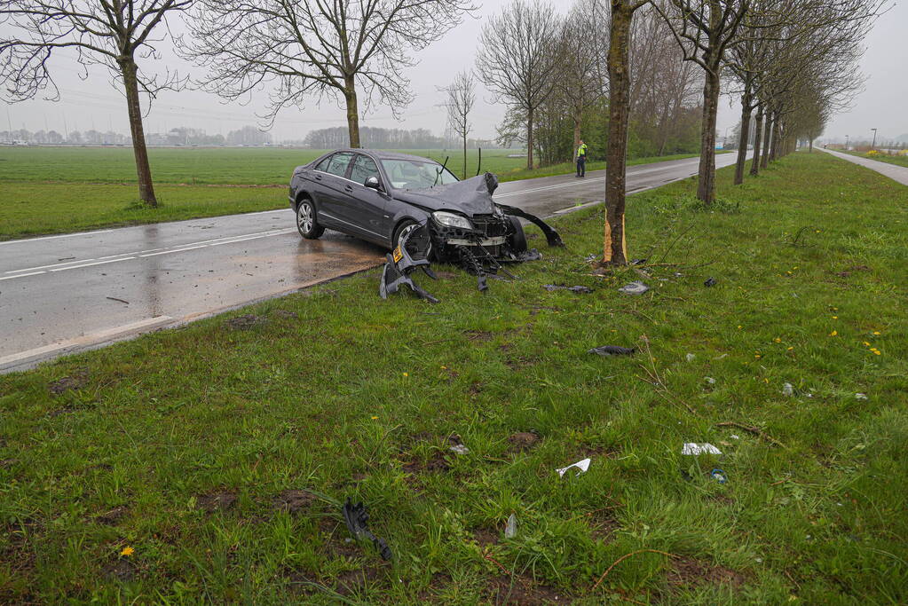 Automobilist gewond bij botsing tegen boom