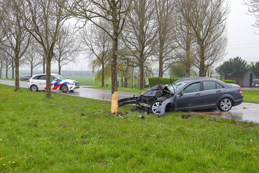 Automobilist gewond bij botsing tegen boom