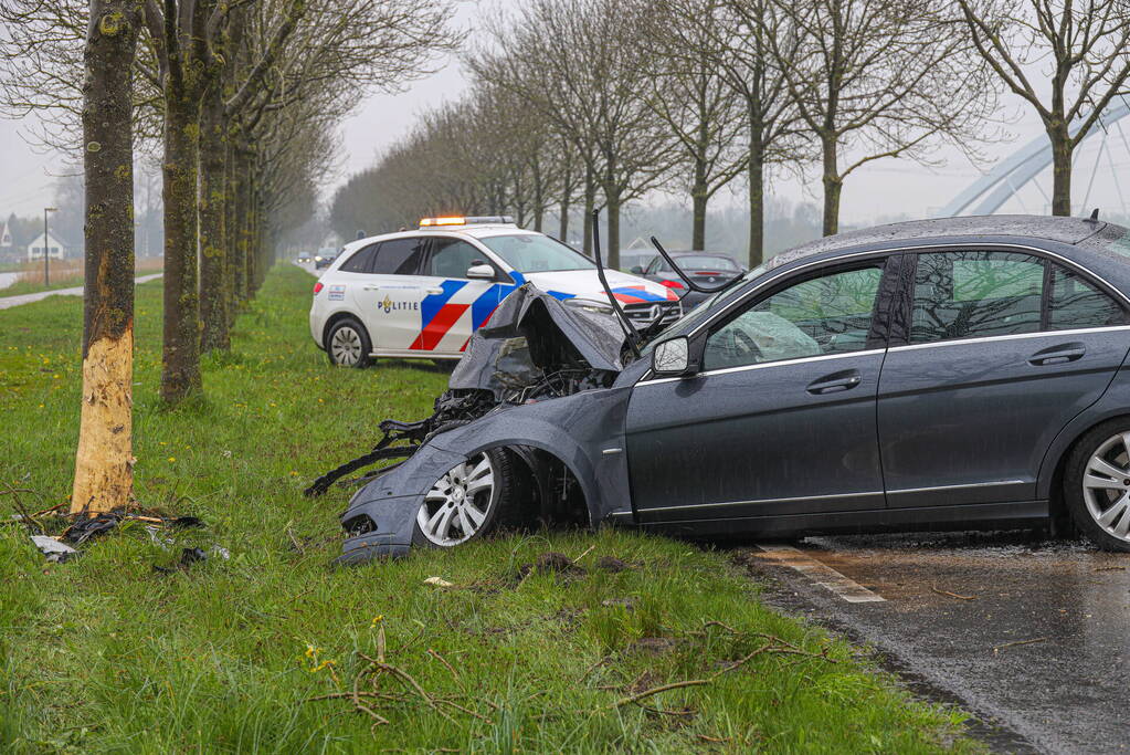 Automobilist gewond bij botsing tegen boom