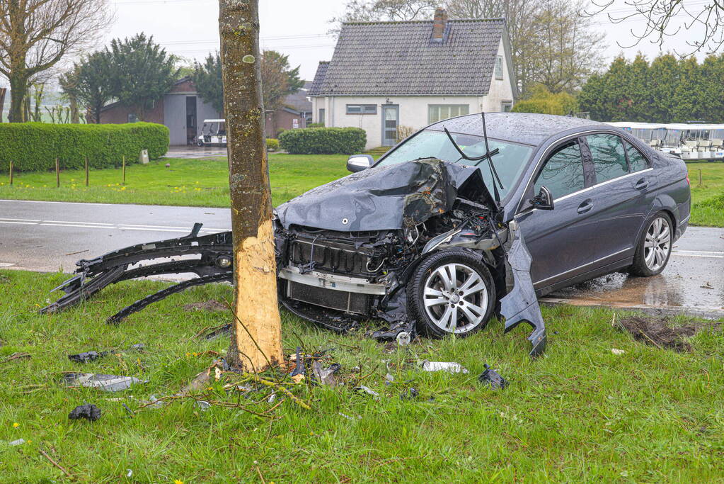 Automobilist gewond bij botsing tegen boom