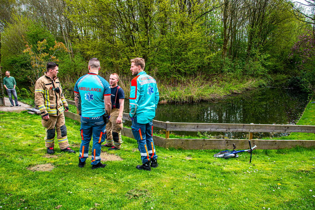 Onderzoek naar aangetroffen kinderfiets langs water