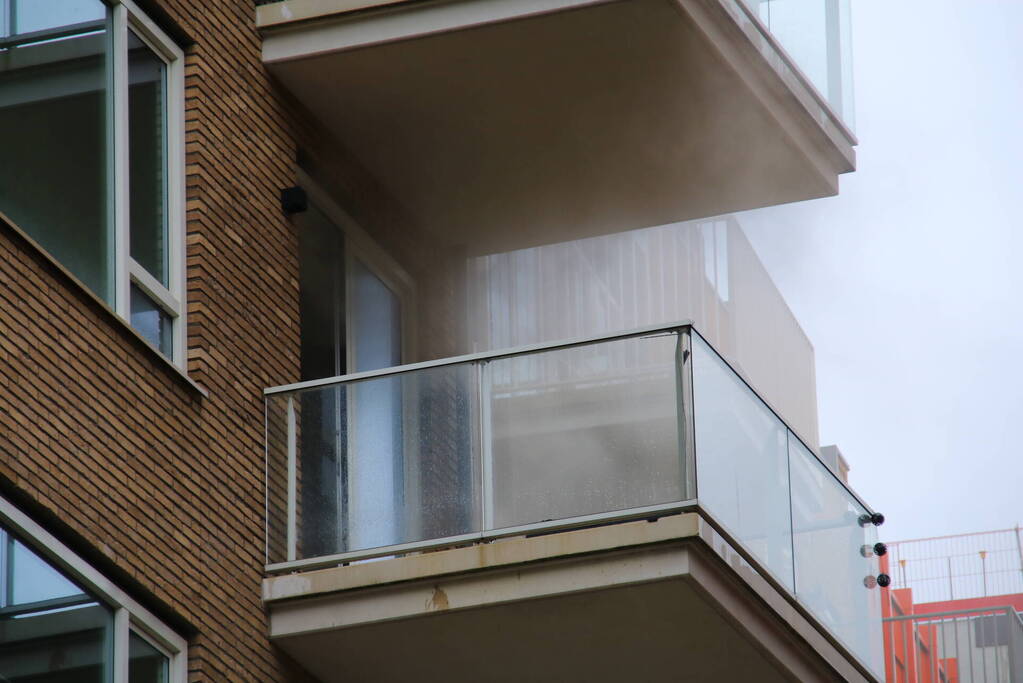 Bewoner en huisdier krijgen rook binnen bij hevige woningbrand