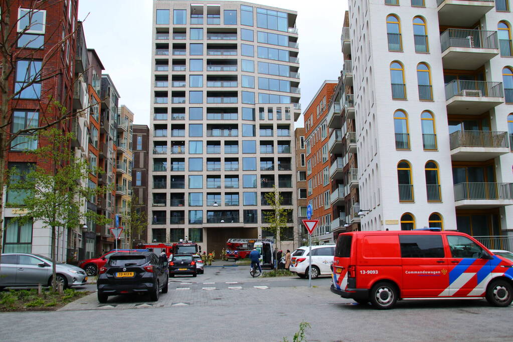 Bewoner en huisdier krijgen rook binnen bij hevige woningbrand