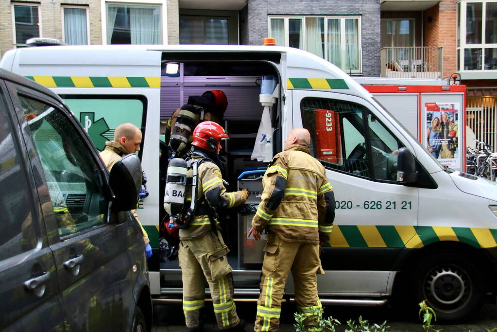 Bewoner en huisdier krijgen rook binnen bij hevige woningbrand