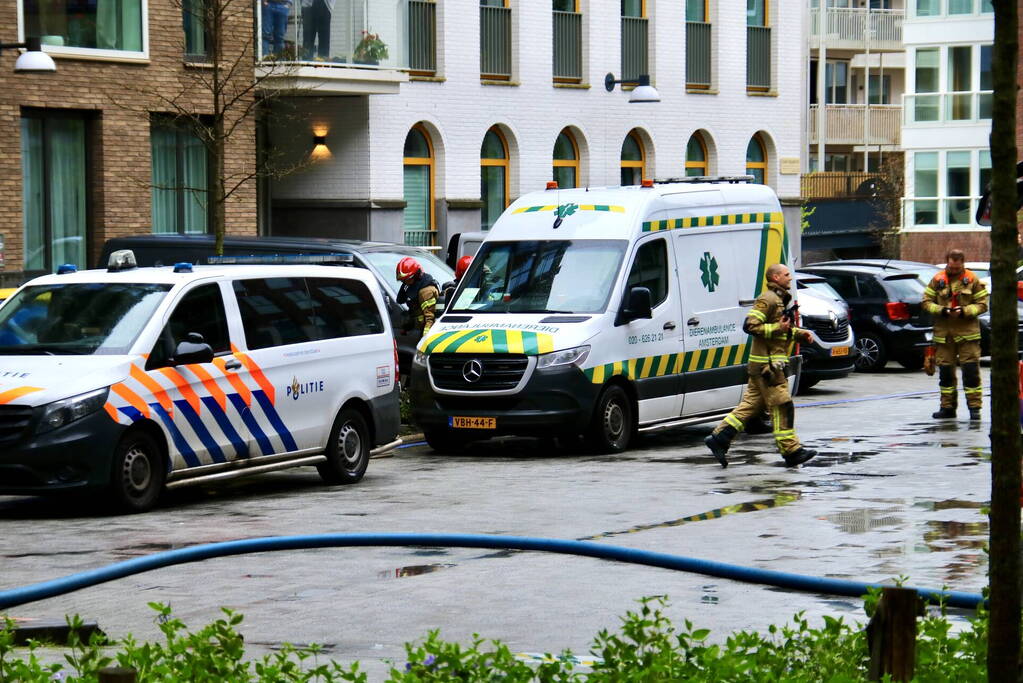 Bewoner en huisdier krijgen rook binnen bij hevige woningbrand