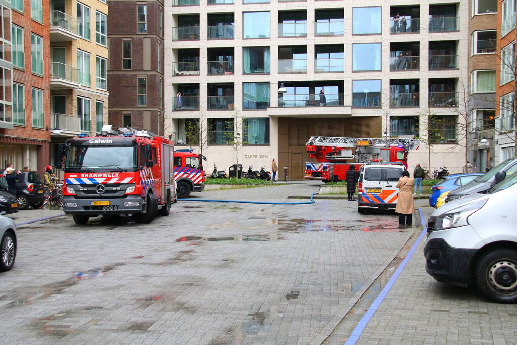 Bewoner en huisdier krijgen rook binnen bij hevige woningbrand