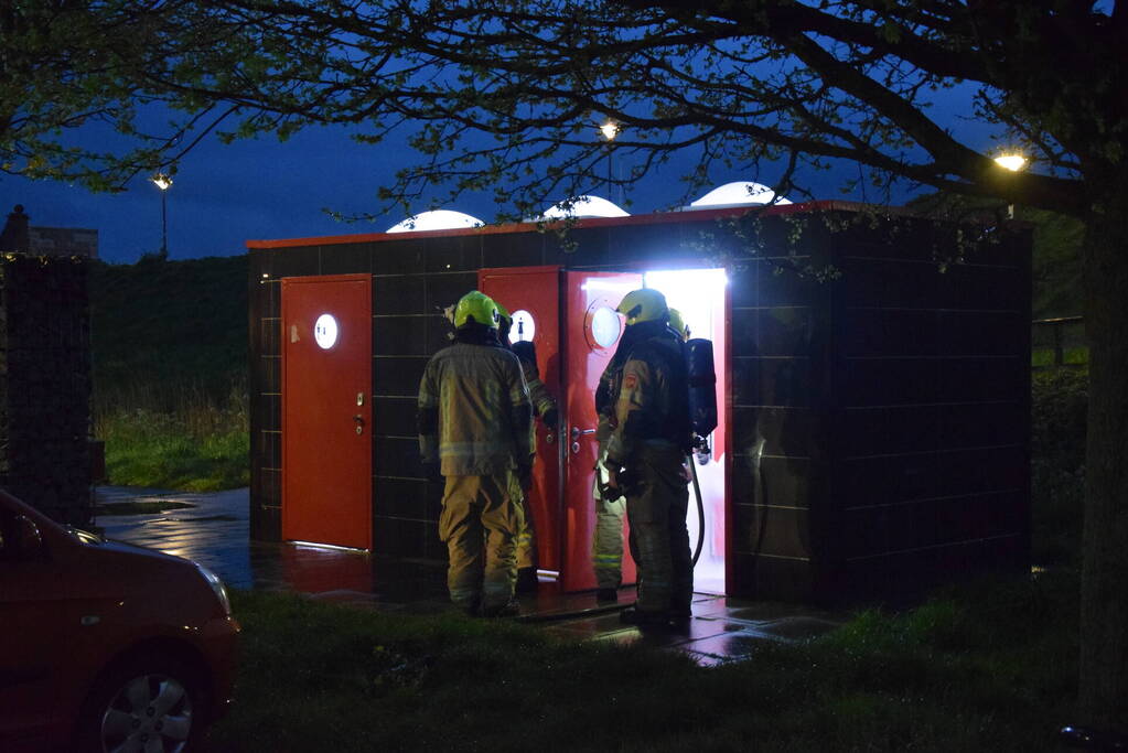 Flinke inzet voor smeulbrand op openbaar toilet