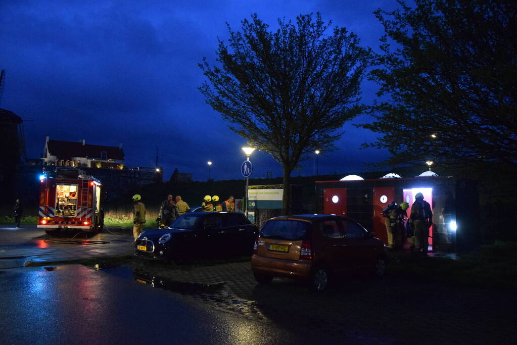 Flinke inzet voor smeulbrand op openbaar toilet