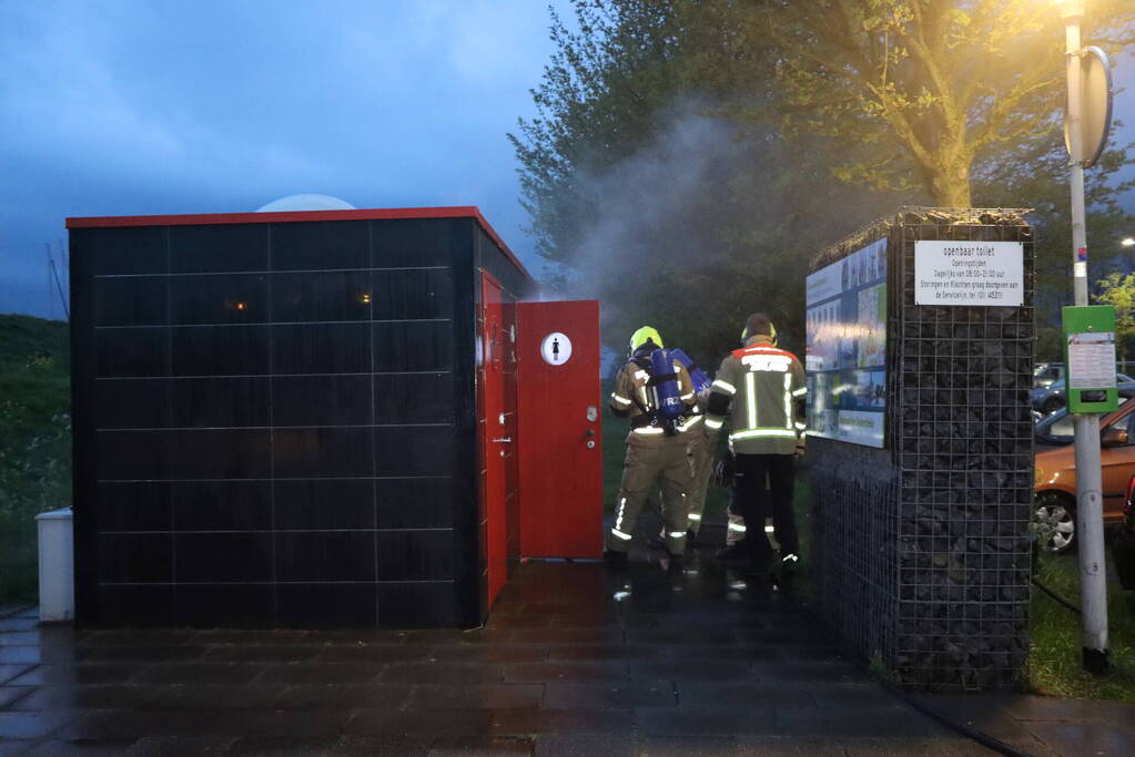 Flinke inzet voor smeulbrand op openbaar toilet
