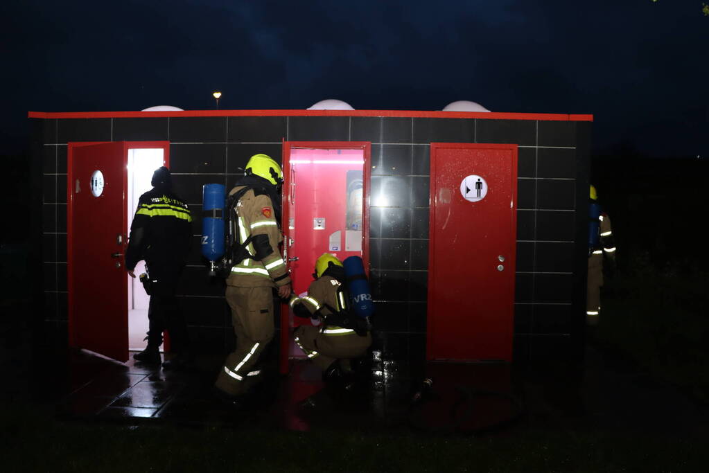 Flinke inzet voor smeulbrand op openbaar toilet