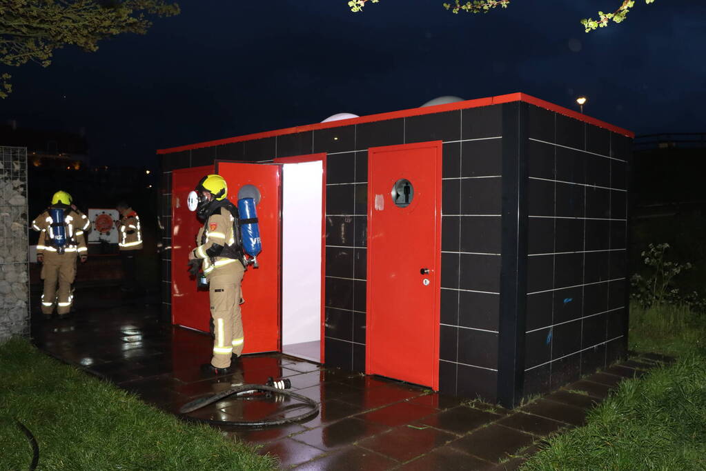 Flinke inzet voor smeulbrand op openbaar toilet