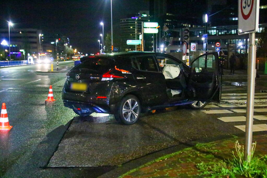 Personenauto in botsing met lijnbus