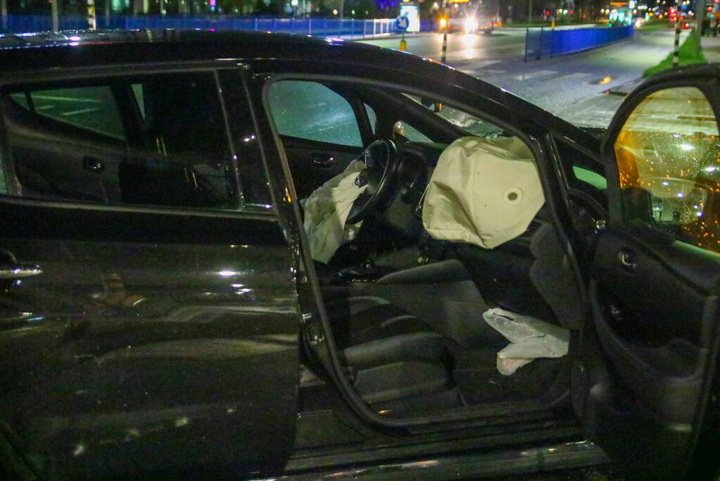 Personenauto in botsing met lijnbus