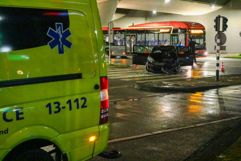 Personenauto in botsing met lijnbus