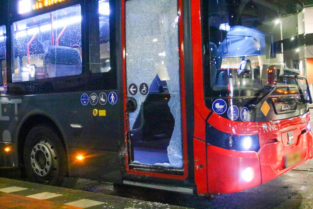 Personenauto in botsing met lijnbus