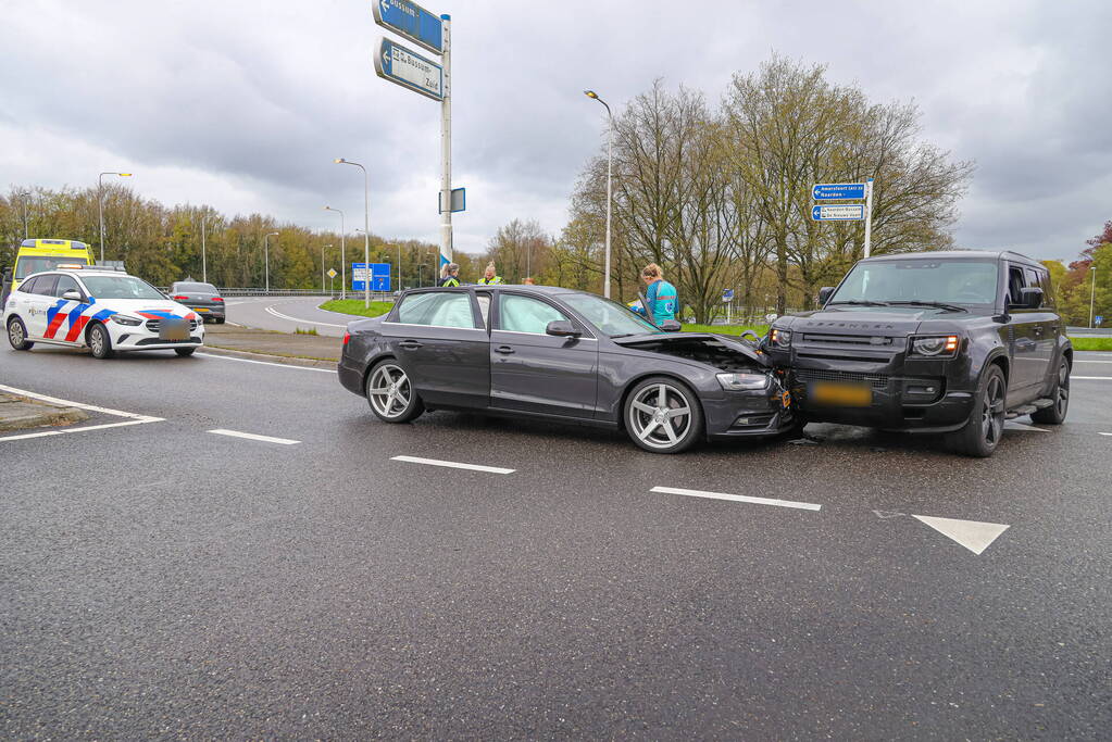Bestuurder ziet andere auto over het hoofd bij het afslaan