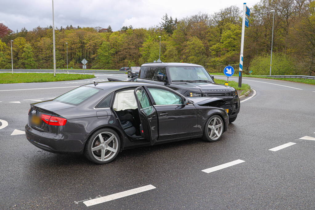 Bestuurder ziet andere auto over het hoofd bij het afslaan