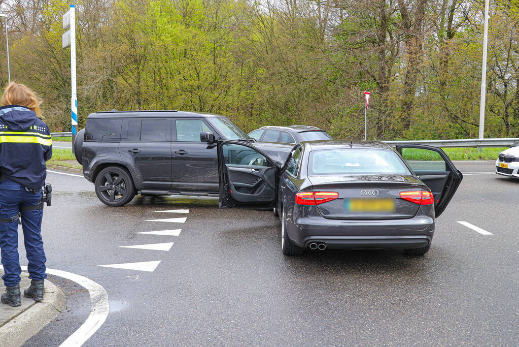Bestuurder ziet andere auto over het hoofd bij het afslaan