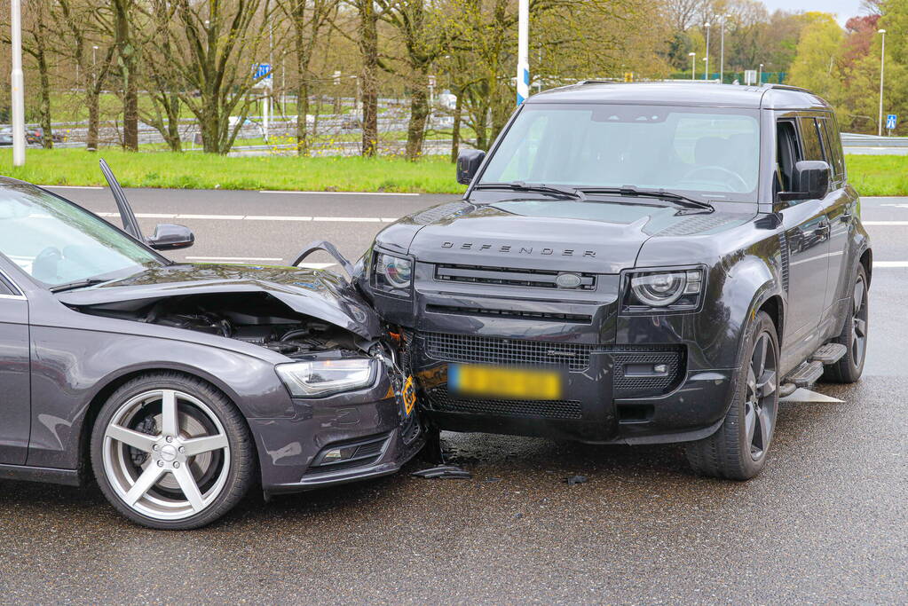 Bestuurder ziet andere auto over het hoofd bij het afslaan