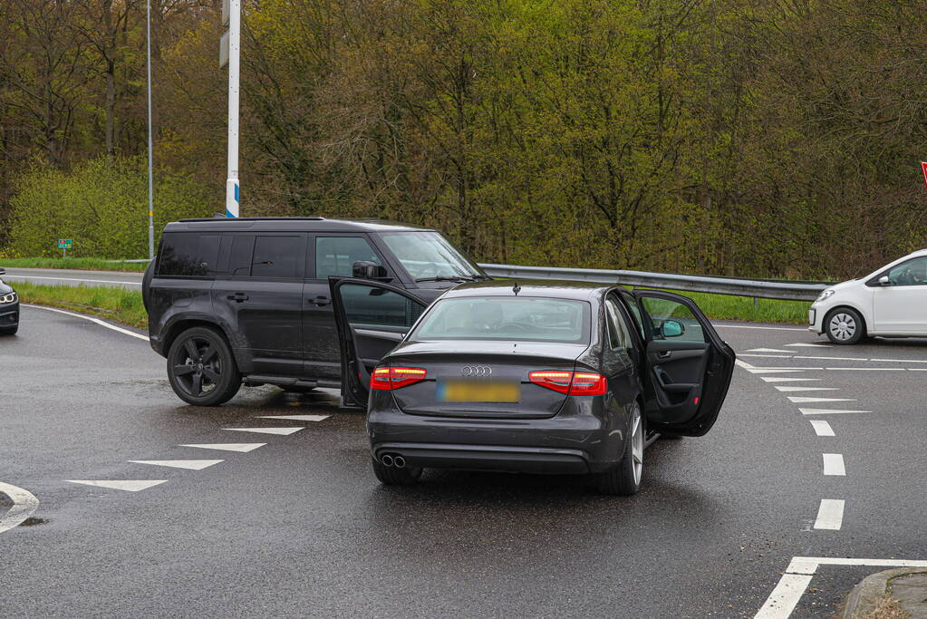 Bestuurder ziet andere auto over het hoofd bij het afslaan