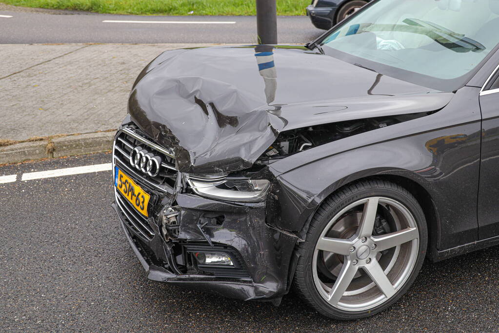 Bestuurder ziet andere auto over het hoofd bij het afslaan