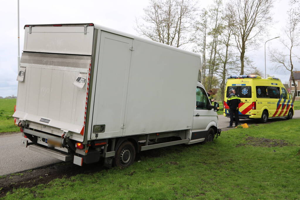 Bestuurder bestelbus botst op schrikblok beton