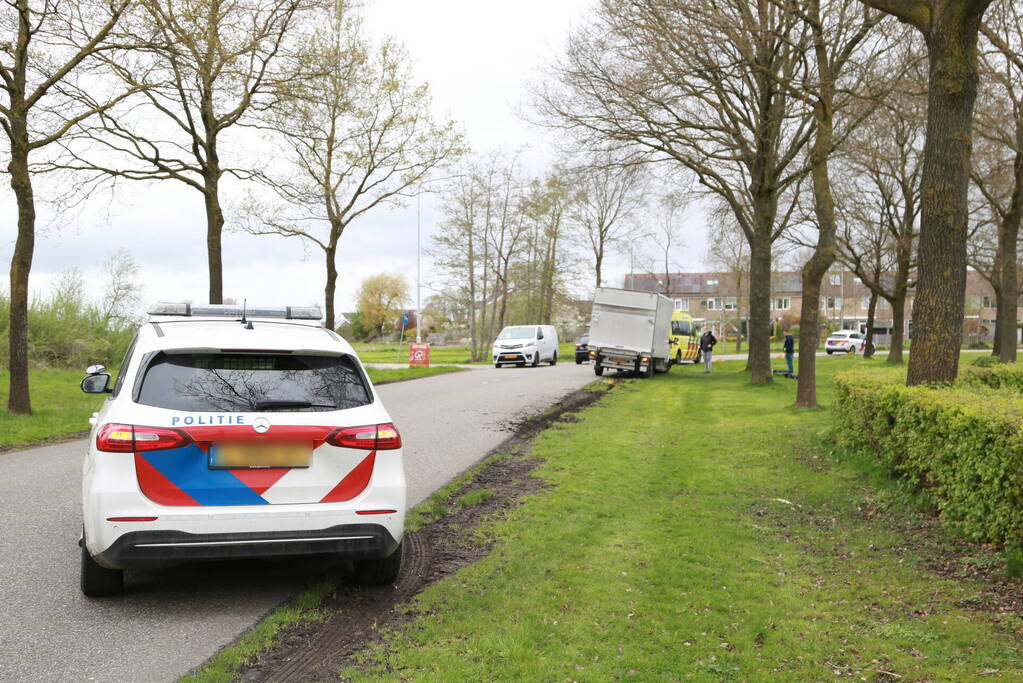 Bestuurder bestelbus botst op schrikblok beton