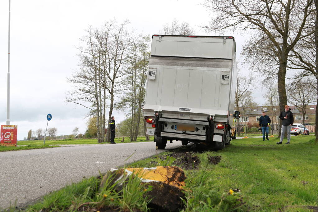 Bestuurder bestelbus botst op schrikblok beton