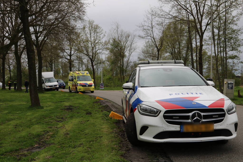 Bestuurder bestelbus botst op schrikblok beton