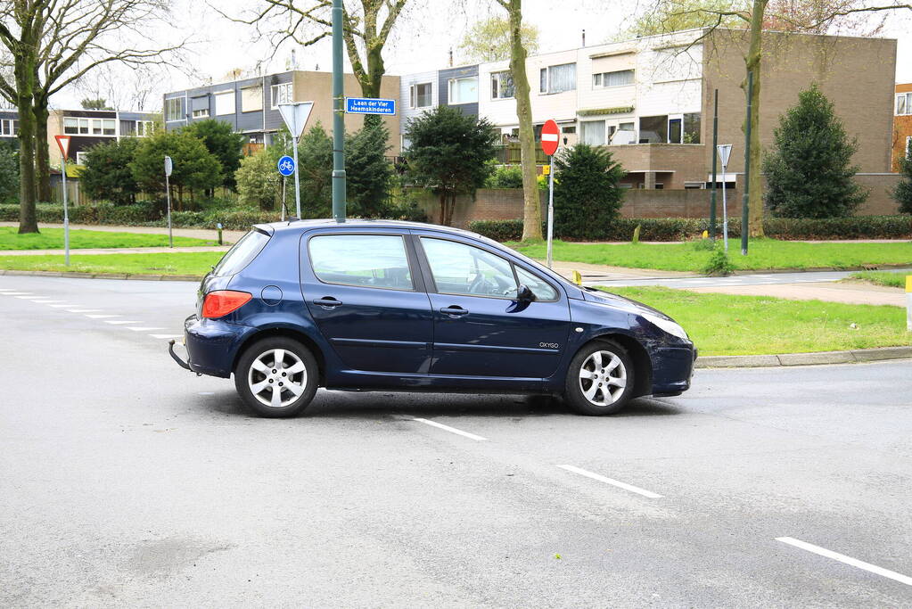 Twee auto's botsen op kruising