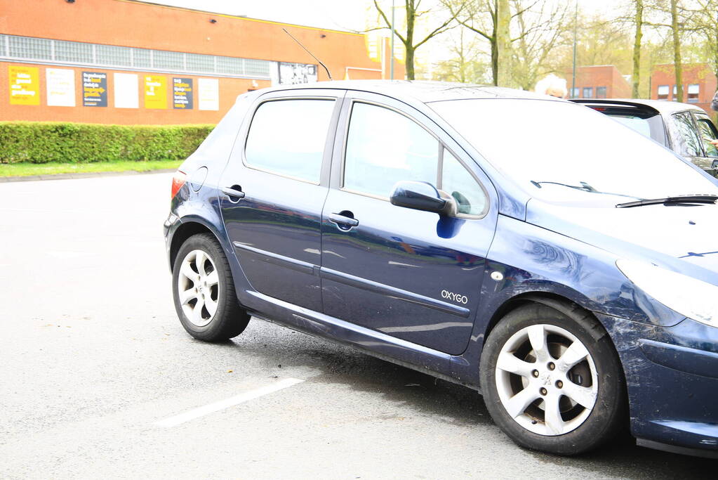 Twee auto's botsen op kruising